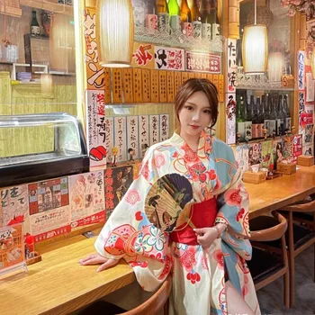 אישה יפנית בקימונו אדום אובי פרח המודפס המסורתי האסייתי יאקאטה Cosplay צילום גיישה פסטיבל ביצוע השמלה
